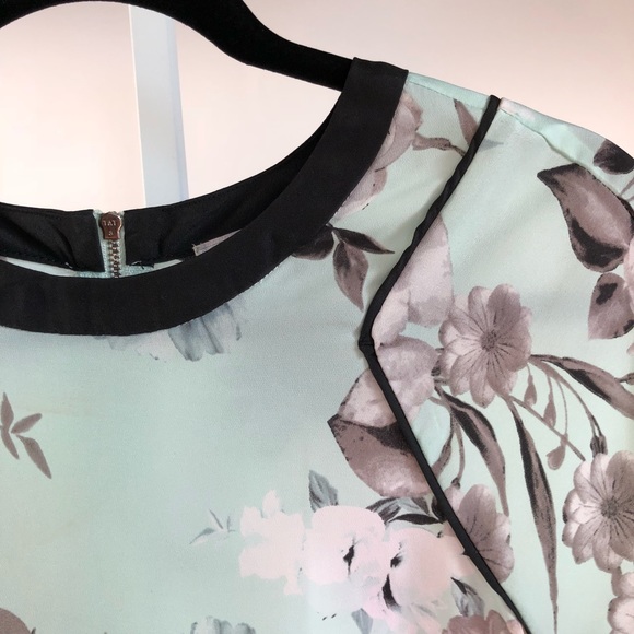 Short sleeve Floral Print Top - Picture 4 of 7